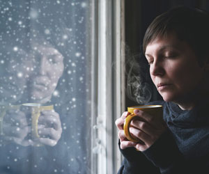 这是一个女人盯着窗外的照片。