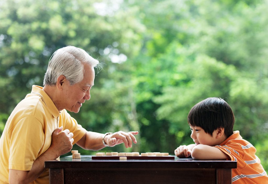 爷爷和孙子下象棋