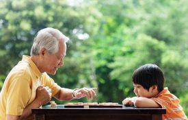 祖父和孙子玩象棋(象棋)